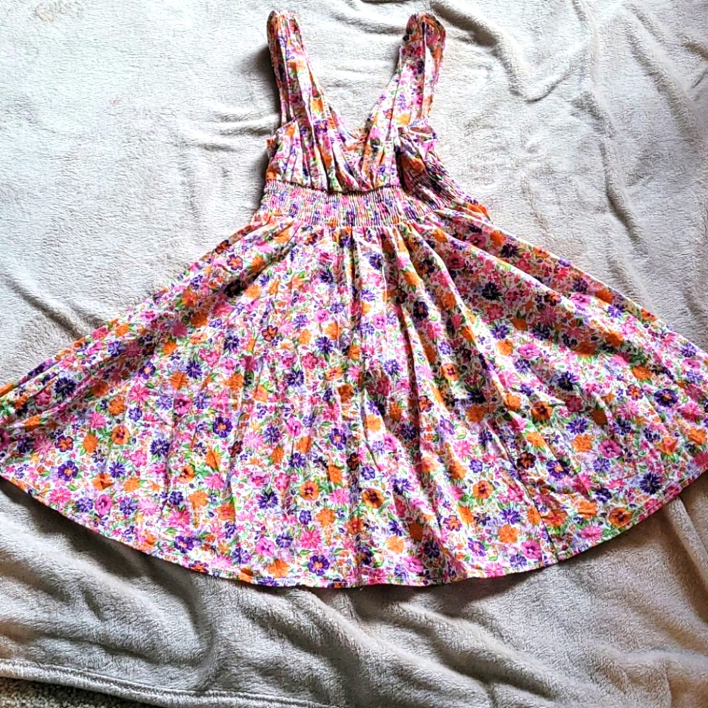 Floral dress sz 6 with V neckline above the knee
